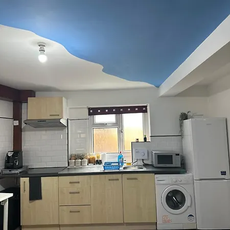 Modern & Cosy Near Centre